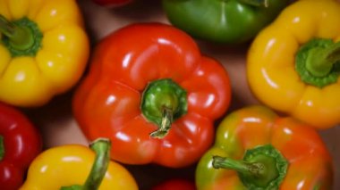 Arka planda dolgun biberler. Üst Manzara. Vegan ve çiğ gıda konsepti. Parlak renkli sebzeler