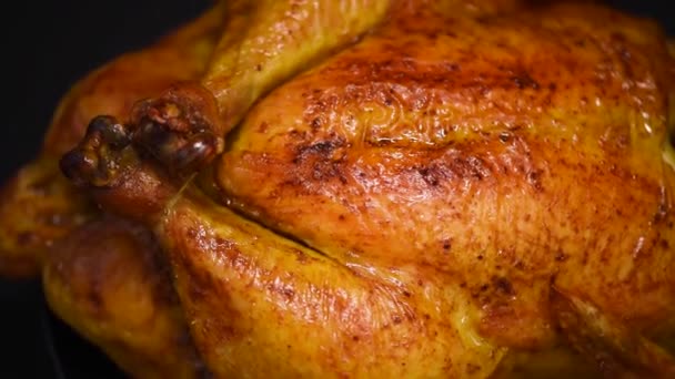 Pollo arrosto fatto in casa su sfondo rotante, riprese al rallentatore. Cena in famiglia — Video Stock