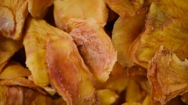 Kurutulmuş mango rotasyonu. Kurumuş meyve arka planı. Taze mango dilimleri, organik yiyecekler. Yemek malzemesi geçmişi. Vejetaryen diyeti. Sağlıklı yaşam tarzı.