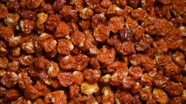 Süper yemek malzemesi. Kurumuş fizsalis, dönen arka planda inka üzümü. Üst Manzara. Organik yiyecekler. Vejetaryen diyeti. Sağlıklı yaşam tarzı.