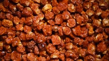 Süper yemek malzemesi. Kurumuş fizsalis, dönen arka planda inka üzümü. Üst Manzara. Organik yiyecekler. Vejetaryen diyeti. Sağlıklı yaşam tarzı.