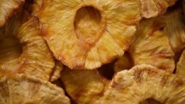 Arka planda kurumuş ananas dilimleri. Üst Manzara. Vejetaryen diyeti. Sağlıklı bir yaşam tarzı. Kurumuş meyve arka planı. Tatlı ananas, organik yiyecek..