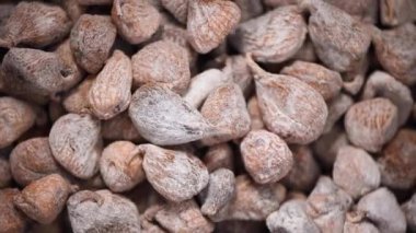 Dönen arka planda kuru incir. Üst Manzara. Kurumuş meyve arka planı. Taze incir, organik gıda. Vejetaryen diyeti. Sağlıklı bir yaşam tarzı. Gıda malzemesi arka planı.