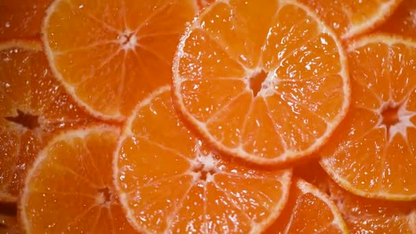 Saftige Mandarinentextur auf rotierendem Hintergrund. Ansicht von oben. Zitrusfrüchte. Veganes und Rohkost-Konzept. Geschnittene Orangen Hintergrund — Stockvideo