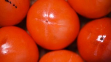Dönen arka planda hurma. Üst Manzara. Vegan ve çiğ gıda konsepti. Portakal meyvesi, sulu mandalina.
