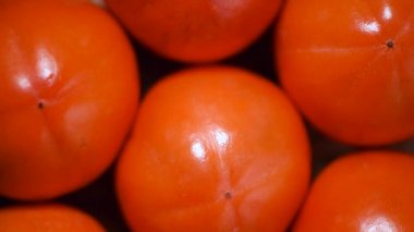 Dönen arka planda hurma. Üst Manzara. Vegan ve çiğ gıda konsepti. Portakal meyvesi, sulu mandalina.