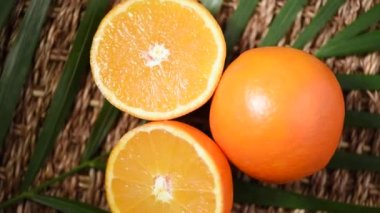 Palmiye dalında sağlıklı portakal meyveleri, dönüşümlü arka plan. Üst Manzara. Turunçgil meyvesi. Vegan ve çiğ gıda konsepti. Sulu portakal arkaplanı