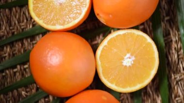 Palmiye dalında sağlıklı portakal meyveleri, dönüşümlü arka plan. Üst Manzara. Turunçgil meyvesi. Vegan ve çiğ gıda konsepti. Sulu portakal arkaplanı