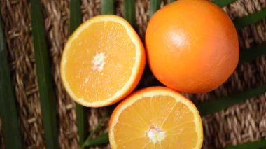 Palmiye dalında sağlıklı portakal meyveleri, dönüşümlü arka plan. Üst Manzara. Turunçgil meyvesi. Vegan ve çiğ gıda konsepti. Sulu portakal arkaplanı