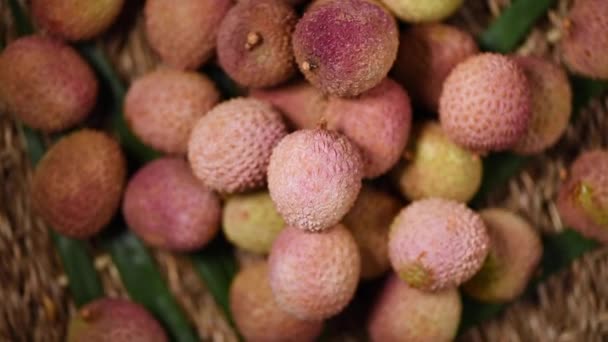 Färsk litchi frukter på roterande bakgrund. Högst upp. Exotiska frukter, tropisk palmkvist. Veganskt och raw food koncept. — Stockvideo