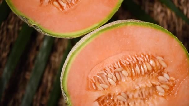 Orange Melone rotierenden Hintergrund. Ansicht von oben. Exotische Früchte, tropischer Palmenzweig. Veganes und Rohkost-Konzept. Cantaloupe Melonen Pflanzen — Stockvideo
