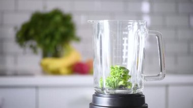 Meyveler, böğürtlenler ve sebzeler sağlıklı yeşil smoothie ile harmanlanmış. Detoks ve sağlıklı yaşam tarzı konsepti. Vejetaryen diyeti. Kahvaltı hazırlığı.
