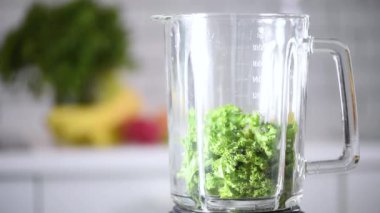Meyveler, böğürtlenler ve sebzeler sağlıklı yeşil smoothie ile harmanlanmış. Detoks ve sağlıklı yaşam tarzı konsepti. Vejetaryen diyeti. Kahvaltı hazırlığı.