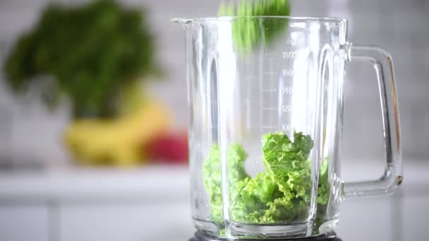 Donna versando sano frullato verde su vetro. Disintossicazione e concetto di vita sana. Vegan, dieta vegetariana — Video Stock