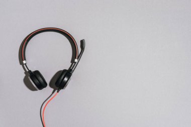 Müzik ve ses konsepti. Gri arka planda siyah kulaklıklar. Üst Manzara. Uzayı kopyala Kentsel yaz zamanı
