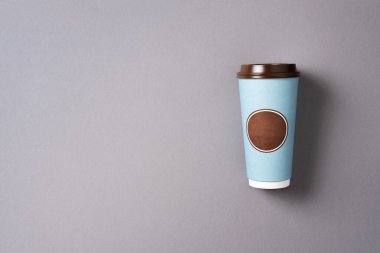 Gri arka planda çay ya da kahve fincanını kaldır. Üst Manzara. Uzayı kopyala Minimum bileşim, tasarım için tasarım. Kahve konsepti