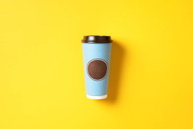 Sarı arka planda çay ya da kahve fincanını kaldır. Üst Manzara. Uzayı kopyala Minimum bileşim, tasarım için tasarım. Taze kahve kavramı