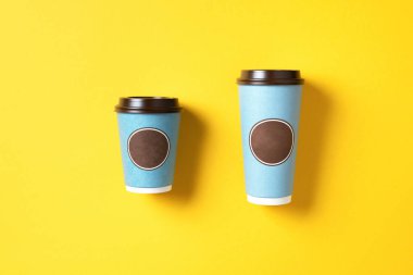 Gri arka planda çay ya da kahve fincanını kaldır. Üst Manzara. Uzayı kopyala Minimum bileşim, tasarım için tasarım. Kahve konsepti