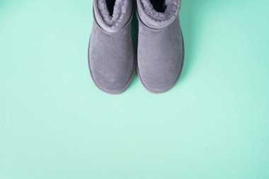 Mavi arka planda gri çirkin çizmeler. Kış konsepti Noel ve yeni yıl tatili. Boşluğu kopyala.