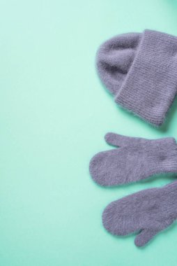 Noel ve Yeni Yıl kompozisyonu. Mavi arka planda örülmüş eldivenler. Düz yatış, üst görünüm