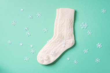 Mavi arka planda bir çift beyaz yün çorap. Üst Manzara. Uzayı kopyala Noel ve Yeni Yıl kompozisyonu. Kış havası