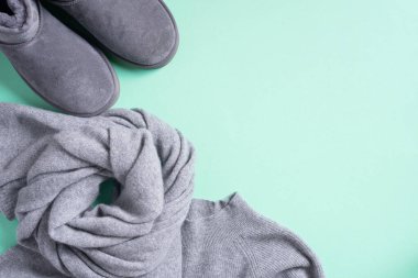 Kış sıcacık kıyafetleri düz. Yünlü kadın kıyafetleri, atkı, botlar. Üst görünüm, alanı kopyala