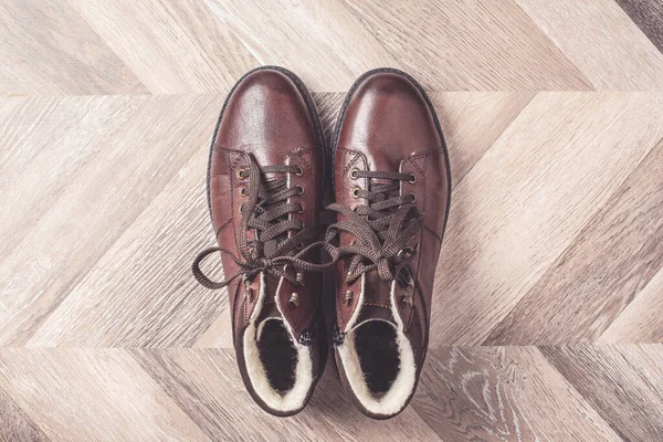 Bovenaanzicht van de winter warme mode mannelijke schoenen op houten achtergrond. Verkoop en winkelen concept. Kopieerruimte. — Stockfoto