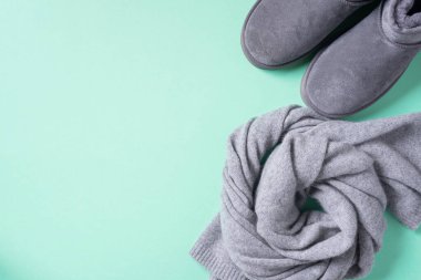 Kış sıcacık kıyafetleri düz. Yünlü kadın kıyafetleri, atkı, botlar. Üst görünüm, alanı kopyala