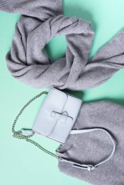 Moda konsepti yatıyordu. Kış sıcacık giysileri mavi arka planda yatıyordu. Yünlü kadın kıyafetleri, atkı, botlar, eko deri çanta. Üst görünüm, boşluğu kopyala. Pankart