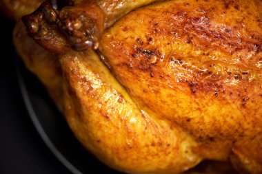 Fırın kabında kızarmış tavuk. Üst Manzara. Uzayı kopyala Makro atış, seçici odaklanma