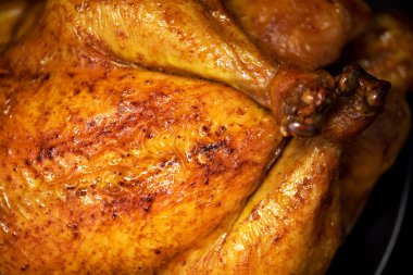 Fırın kabında tam kızarmış tavuk. Üst Manzara. Uzayı kopyala Makro atış.