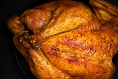 Fırın kabında kızarmış tavuk. Üst Manzara. Uzayı kopyala Makro atış, seçici odaklanma