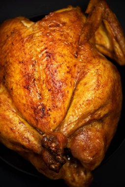 Fırın kabında tam kızarmış tavuk. Üst Manzara. Uzayı kopyala Makro atış.