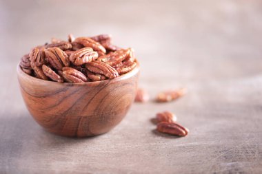 Ahşap kaplama arka planda tahtadan fındıklar. Uzayı kopyala Süper yemek, vejetaryen, vejetaryen gıda konsepti. Cevizli fındık, seçici odaklanma. Sağlıklı çerez