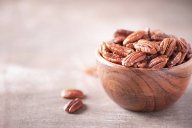 Ahşap kaplama arka planda tahtadan fındıklar. Uzayı kopyala Süper yemek, vejetaryen, vejetaryen gıda konsepti. Cevizli fındık, seçici odaklanma. Sağlıklı çerez