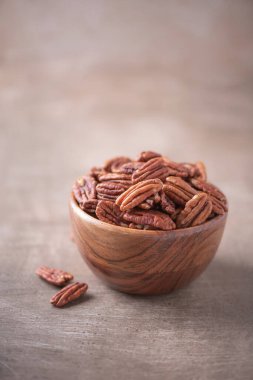 Ahşap kaplama arka planda tahtadan fındıklar. Uzayı kopyala Süper yemek, vejetaryen, vejetaryen gıda konsepti. Cevizli fındık, seçici odaklanma. Sağlıklı çerez