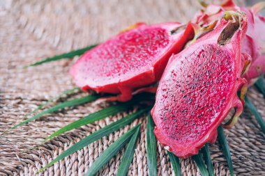 Pembe pitahaya ya da kakaolu palmiye yapraklı ejderha meyvesi. Uzayı kopyala Yaratıcı tasarım afişi. Yaz zamanı. Tropik seyahat, egzotik meyve. Vejetaryen ve vejetaryen kavramı