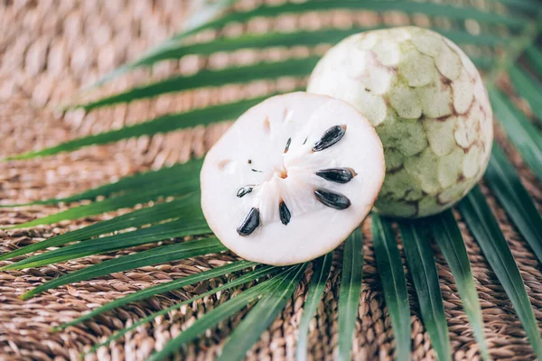 아 나 무리카타 (annona muricata), 소스 소스 (soursop), 그라 비올라 (graviola), 구야 바노 (guyabano) 등의 야자나무 잎 을등에 달고 있다. 복사 공간. 창의적 인 디자인 깃발입니다. 여름 시간. 이국적 인 음식, 열 대 과일의 개념. — 스톡 사진