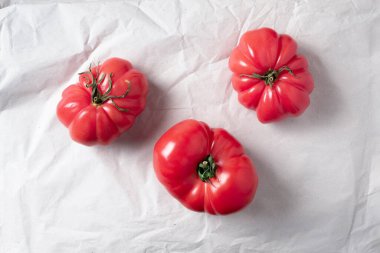 Kağıt üzerinde çirkin domatesler. Sıfır atık üretimi kavramı. Üst Manzara. Uzayı kopyala Gmo olmayan sebzeler