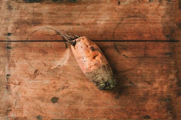 Brutte carote deformi su fondo di legno. Concetto di produzione zero rifiuti. Vista dall'alto. Ricevuto. Ortaggi non OGM — Foto Stock