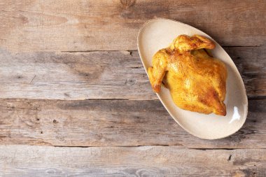 Ahşap arka planda kızarmış tavuk. Üst Manzara. Uzayı kopyala Şenlikli aile yemeği masası.