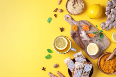 Limonlu, zencefilli, sarı arka planda bal içeren baharatlı sağlıklı zerdeçal içeceği. Bağışıklık sistemi destekleyici gıda, antiviral içecek. Vejetaryen sıcak içecek konsepti.