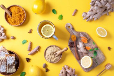 Tıbbi bakım konsepti. Soğuk algınlığı, grip. Zencefil, limon, bal, haplar, ilaçlar, takviyeler, sarı arka planda termometre. Doğal alternatif bütünsel yaklaşım. Üst görünüm, alanı kopyala