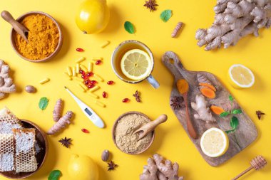 Sağlık, grip ve soğuk algınlığı tedavisi. Naturopati konsepti. Zencefil, limon, bal, haplar, ilaçlar, takviyeler, sarı arka planda termometre. Doğal alternatif bütünsel yaklaşım. Üst görünüm, alanı kopyala