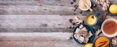 Sağlıklı vejetaryen zerdeçal latte veya altın süt, zerdeçal kökü, zencefil tozu, ahşap arka planda siyah biber. Antiviral içecek. Ayurvedik tedavi için baharatlar. Alternatif tıp konsepti