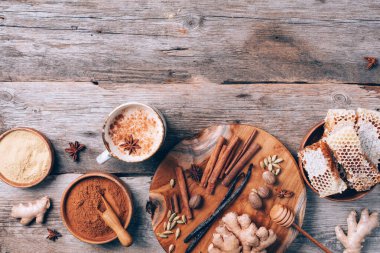 Sütlü çay, karanfil, zencefil, kakule, tarçın, anason, vanile, bal, hindistan cevizi. Baharatlı Hint masala çayı. Üst görünüm, boşluğu kopyala. Antiviral içecek. Sağlıklı ayurvedic baharatlı çay.