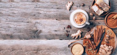 Sütlü çay, karanfil, zencefil, kakule, tarçın, anason, vanile, bal, hindistan cevizi. Baharatlı Hint masala çayı. Üst görünüm, boşluğu kopyala. Antiviral içecek. Sağlıklı ayurvedic baharatlı çay.