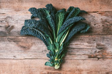 Yapraklı yeşil lahana ve kopyalanmış ahşap arka plan manzarası. Sıfır atık, organik sebzeler. Vejetaryen ve vejetaryen diyet yemekleri