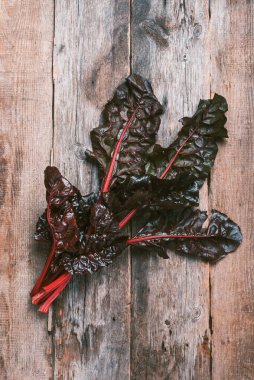 Ahşap arka planda çok renkli İsviçre pazarı. Üst Manzara. Uzayı kopyala Sıfır atık, organik sebzeler. Vejetaryen ve vejetaryen diyet yemekleri.