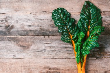Ahşap arka planda çok renkli İsviçre pazarı. Üst Manzara. Uzayı kopyala Sıfır atık, organik sebzeler. Vejetaryen ve vejetaryen diyet yemekleri.
